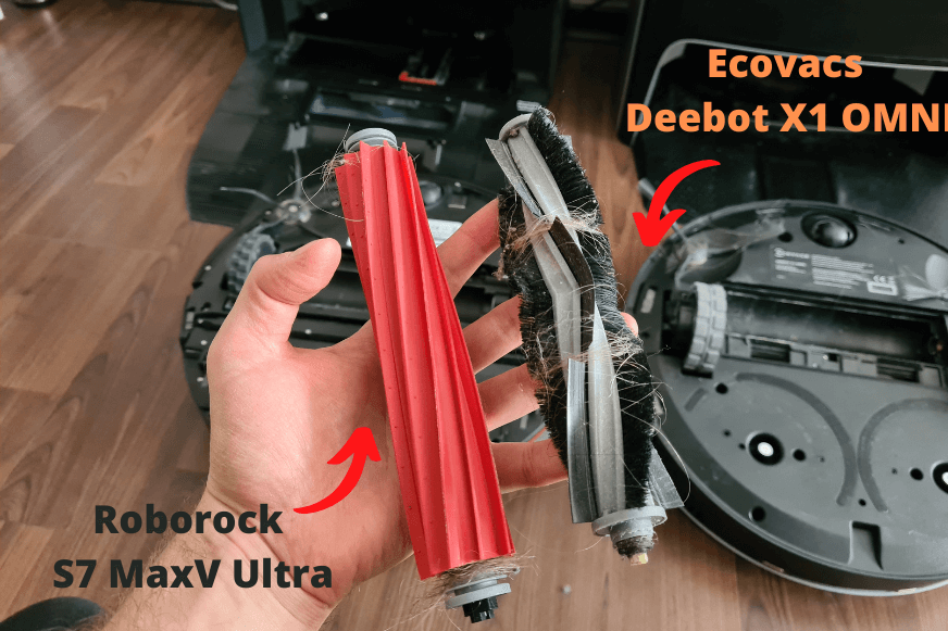 Die Bürste des Roborock S7 MaxV Ultra und des Ecovacs Deebot X1 OMNI sind zu sehen, wobei sich Haare um sie gewickelt haben